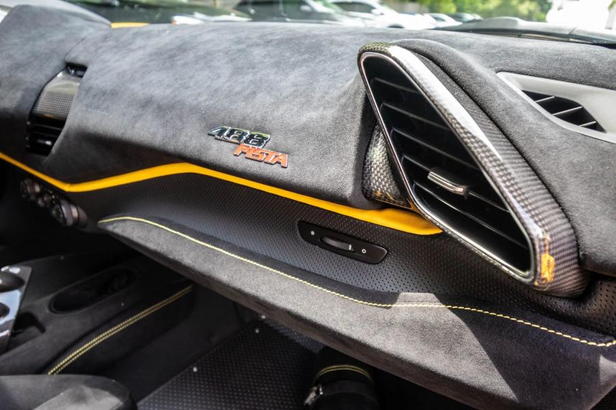 Детали интерьера Ferrari 488 Pista 2019 года  (фото 43 из 53)